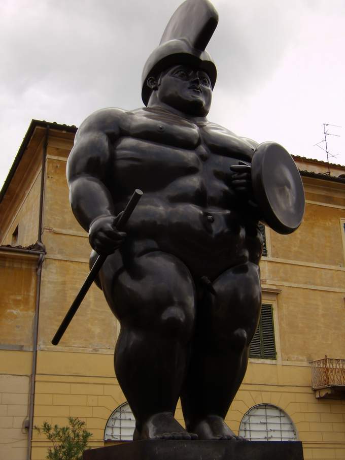 Il Guerriero, Botero, a Pietrasanta
