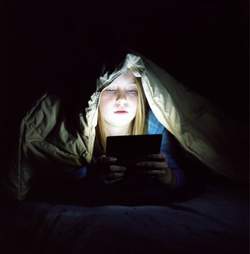 Evan Baden, Lila with Nintendo DS, 2007, C-Print on Plexiglass 76 x 102 cm, Courtesy the artist 