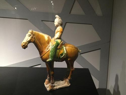 Statuetta femminile a cavallo con scialle di seta sulle spalle, in ceramica a tre colori