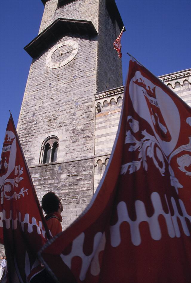 Chiesa e bandiere