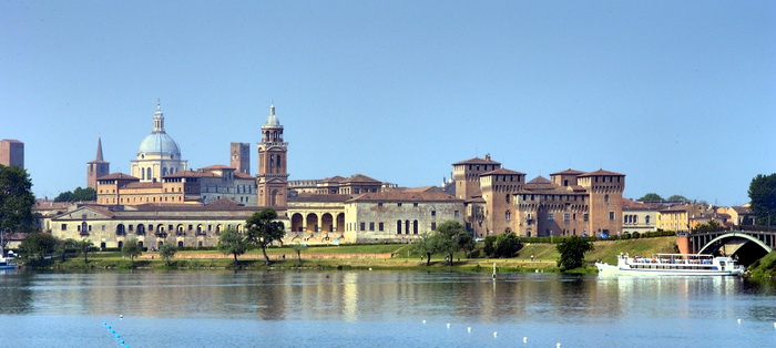 Mantova dal lago - Foto Archivio Comune di Mantova
