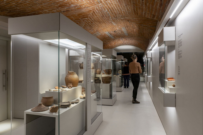 Installation view del nuovo percorso archeologico, Museo dell'Antico Palazzo dei Vescovi, Pistoia, 2025. © Ela Bialkowska, Okno Studio. Courtesy Fondazione Pistoia Musei