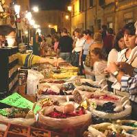 Casola Valsenio - Mercatino delle Erbe bancarella sacchetti - foto Circolo Fotografico Casolano
