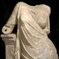 Statua in marmo bianco rappresentante figura femminile (in studio), I sec. a.C. Provenienza: Tivoli, santuario di Ercole Vincitore