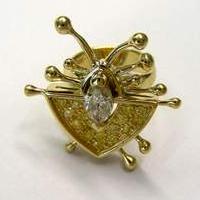 Sole. Anello di Maurizio Fusari in oro giallo con brillanti fancy, al centro un brillante taglio marquise