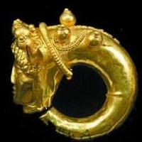 Sala degli Ori del Museo Archeologico di Ferrara: Orecchini in oro con protome di Archeloo