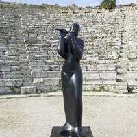 Jimenez Deredia: Flautista, bronzo 220x70x70