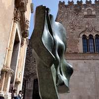 Giò Pomodoro: Figlia del Sole, bronzo patinato verde con base in sodalite