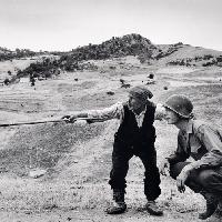 Contadino siciliano indica a un ufficiale americano la direzione presa dai tedeschi, nei pressi di Troina, Sicilia, 4-5 agosto 1943