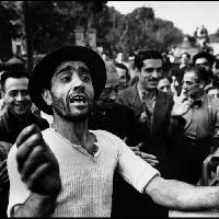 I civili accolgono le truppe americane. Monreale, Sicilia, Luglio 1943