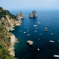 Capri, faraglioni (Foto www.turismoregionecampania.it)