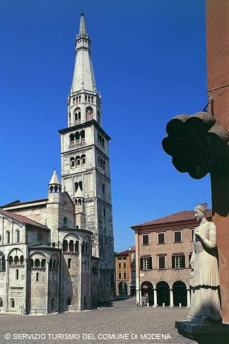 Piazza Ghirlandina - IMMAGINI GENTILMENTE CONCESSI DAL SERVIZIO TURISMO DEL COMUNE DI MODENA