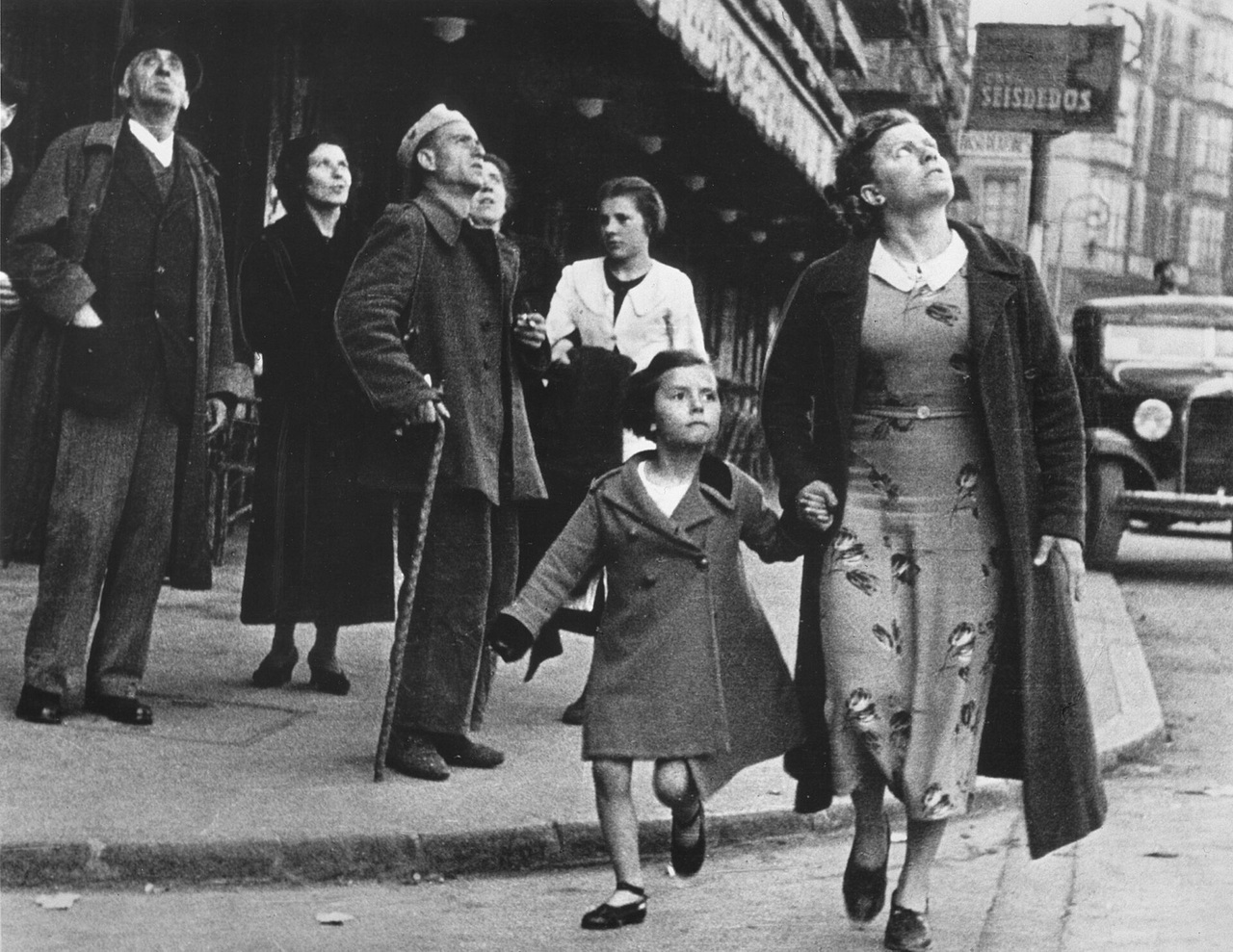 Robert Capa, [Woman and child running for shelter after an air-raid siren, Bilbao], May 1937. Collection International Center of Photography, New York, Credit ICP/Magnum Photos