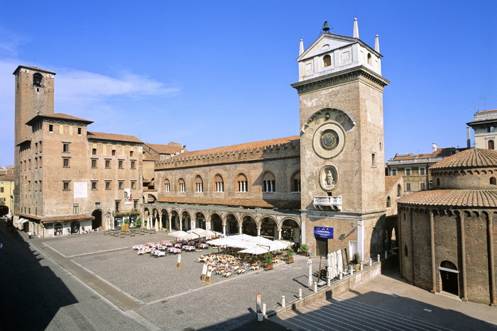 Piazza Erbe - Foto Archivio Comune di Mantova 3