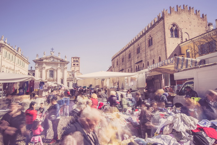 Piazza Sordello mercato del giovedi_Foto Comune_Fotografi Compagnoni e Zapparoli