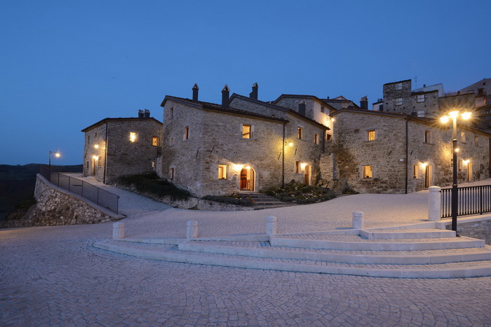 Castel del Giudice Borgotufi Esterno 