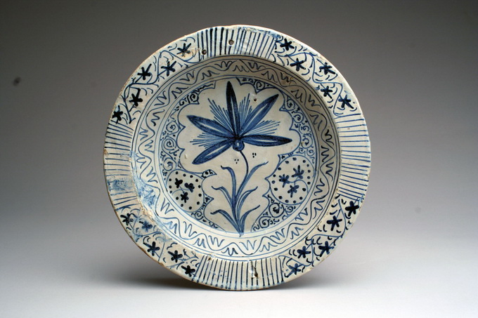 Damaschino monocromo. Scodella con fiore, 1430-40, Montelupo, Museo della Ceeramica_small