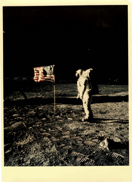 Copyright NASA courtesy Photology Buzz Aldrin immortalato sul suolo lunare accanto alla bandiera americana
