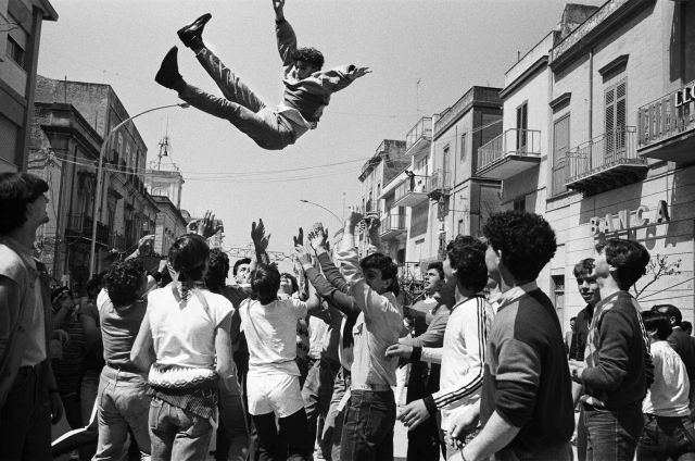 Letizia Battaglia, Domenica di Pasqua, Festeggiamenti per incitare l’uscita della statua di San Michele patrono di Caltabellotta, 1984 © Letizia Battaglia