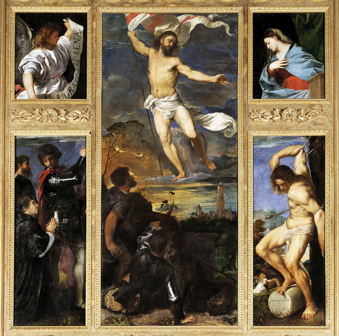 <p><strong>La Collegiata dei Santi Nazaro e Celso ospiterà “<em>A tu per tu con Tiziano”</em></strong>, iniziativa ideata e curata da Davide Dotti, organizzata dalla Parrocchia dei Santi Nazaro e Celso e realizzata grazie al contributo dell'azienda bresciana Antares Vision, <strong>che consentirà di</strong> <strong>ammirare per la prima volta il celebre <em>Polittico Averoldi</em>, dipinto da Tiziano nel 1522, da una prospettiva inedita e ravvicinata, a soli due metri e mezzo di distanza,</strong> per apprezzarne la straordinaria qualità pittorica e la folgorante potenza espressiva.</p> <p>In occasione del V centenario del suo arrivo a Brescia, nel presbiterio della chiesa sarà appositamente allestita una struttura che permetterà al pubblico di salire a sette metri di altezza, consentendo una nuova ed emozionante visione del capolavoro del maestro cadorino, considerato dalla critica una delle pietre miliari del Rinascimento, portatore di numerose innovazioni dal punto di vista estetico e stilistico.</p> <p>Fin da quando la chiesa venne riqualificata, a partire dalla metà del '700, il <em>Polittico Averoldi -</em> firmato e datato “Ticianvs Faciebat / MDXXII”, inamovibile a causa della sua fragilità, composto da cinque pannelli dipinti a olio su tavola - è visibile solo dal basso e da grande distanza. Se da un lato la sua collocazione sopraelevata consente una visione complessiva dell’opera all’interno del monumentale impianto architettonico del tempio, dall'altro non permette di cogliere particolari e dettagli di grande importanza e qualità quali il ritratto del committente (il potente vescovo bresciano Altobello Averoldi, legato pontificio a Venezia), la firma e la data apposta da Tiziano sul rocchio di colonna sul quale San Sebastiano poggia il piede destro, la straordinaria fisicità dell'atletico corpo del Redentore, la dolcezza del profilo della Vergine, i lunghi boccoli dorati che incorniciano il volto dell'angelo annunciante e i numerosi pentimenti, individuabili anche ad occhio nudo, quali il cambiamento della posizione delle gambe e del tessuto svolazzante che cinge i fianchi del Cristo.</p> <p>“Il 31 maggio 2022 – <strong>ricorda Mons. Giambattista Francesconi, parroco dei Santi Nazaro e Celso</strong>  – alla presenza del Vescovo Mons. Pierantonio Tremolada, la parrocchia dei Santi Nazaro e Celso unita alla città di Brescia ricorderà il cinquecentenario della collocazione del Polittico Averoldi del Tiziano in Collegiata. Tale anniversario non poteva essere dimenticato. Per celebrarlo era mio desiderio realizzare un modo originale per vedere da vicino l’opera, ammirandone i particolari e la bellezza indiscussa. Ringrazio Davide Dotti ed Elena Frosio, con i quali fin da subito ho condiviso questo sogno che, grazie alle rispettive competenze, ha trovato questa straordinaria soluzione. Ringrazio Emidio Zorzella dell’Antares Vision che, affezionato alla sua parrocchia, sostiene economicamente la proposta. Pertanto, vi invito a visitare la Collegiata e in particolare il Polittico Averoldi: se amate l’arte gusterete l’opera “a tu per tu”; se siete credenti contemplerete commossi il Mistero della Resurrezione”.</p> <p>“Da storico dell'arte – <strong>afferma Davide Dotti</strong> - nutro fin da ragazzo il sogno di poter ammirare da vicino il Polittico Averoldi, uno dei capolavori assoluti del Rinascimento italiano, che influenzò in maniera determinante il lessico espressivo dei contemporanei pittori bresciani, Moretto e Romanino in primis. In occasione del quinto centenario dell'arrivo a Brescia dell'opera ho quindi pensato di offrire a tutti i bresciani, e non solo, la possibilità unica e irripetibile di vivere un'esperienza emozionate e indimenticabile: quella di poter stare “A tu per tu con Tiziano” per apprezzare appieno la straordinaria qualità pittorica del Polittico Averoldi, il denso e vigoroso cromatismo e la potente costruzione plastica delle figure dove si scorge un chiaro tributo ai due “Prigioni” di Michelangelo del Louvre e al gruppo scultoreo del “Laocoonte”. Solo ammirando da vicino il Polittico, il pubblico potrà comprendere il sublime genio del grande maestro veneziano”.</p> <p>La visione dell’opera è organizzata per gruppi di massimo 15 persone a cui verrà fornita un'audioguida; i gruppi saranno accompagnati nel percorso di vista da volontari, secondo una turnazione di 20 minuti; il venerdì e il sabato dalle 10.00 alle 17.30, la domenica dalle 11.00 alle 17.30.</p> <p>Il politico venne commissionato a Tiziano intorno al 1519 dal bresciano Altobello Averoldi, vescovo di Pola e legato pontificio a Venezia, con lo scopo di collocarlo sull'altare maggiore della chiesa dei Santi Nazaro e Celso di cui, fin dal 1515, era preposto.</p> <p>Dopo una lunga fase ideativa ed esecutiva testimoniata da diversi disegni preparatori e da numerosi pentimenti visibili anche ad occhio nudo, scampato il tentativo del Duca di Ferrara Alfonso I d'Este - ordito per il tramite del suo ambasciatore a Venezia Jacopo Tebaldi - di convincere Tiziano a vendergli per una cifra assai considerevole la tavola con il San Sebastiano che lo stesso maestro riteneva “la megliore pictura ch'el facesse mai”, il polittico venne messo in opera nella chiesa dei Santi Nazaro e Celso il 31 maggio 1522.</p> <p>Nella tavola centrale spicca la <em>Resurrezione di Cristo</em>; Gesù vittorioso, con il corpo in movimento e in torsione, tiene nella mano destra il vessillo crociato simbolo del trionfo sulla morte.</p> <p>Nel registro superiore è rappresentato l'episodio dell’<em>Annunciazione</em> suddiviso in due distinti pannelli. In quello di sinistra, contro un fondo scuro, campeggia l'elegante e luminosa figura dell’Arcangelo Gabriele che srotola un filatterio con l'iscrizione “Ave Gratia Plena”; in quello di destra la Vergine dai delicati lineamenti e il capo leggermente chino, porta la destra al petto in segno di accettazione.</p> <p>La tavola di sinistra del registro inferiore raffigura invece i santi patroni Nazaro e Celso in armatura, in compagnia del committente Altobello Averoldi colto in preghiera con le mani giunte. Quella di destra è interamente occupata dalla splendida figura di San Sebastiano dal corpo sfiancato sorretto dalle corde legate all'albero, una geniale idea tizianesca che deriva dalla conoscenza dei due <em>Prigioni</em> di Michelangelo oggi al Louvre risalenti al 1513 circa, noti come “Lo schiavo morente” e “Lo schiavo ribelle”, un tempo destinati a far parte della tomba di papa Giulio II.</p> <p>Il percorso espositivo si completa con la visita alla pala dell’Incoronazione della Vergine con i santi Michele Arcangelo, Giuseppe, Francesco d’Assisi e Nicola da Bari e al Padre Eterno, dipinta da Alessandro Bonvicino detto il Moretto che, per l’occasione sarà affiancata dalla predella raffigurante l’adorazione dei pastori, concessa eccezionalmente in prestito dal Museo Diocesano di Brescia.</p> <p><strong>Con il biglietto della mostra “<em>Donne nell'Arte da Tiziano a Boldini”</em>, allestita a Palazzo Martinengo a Brescia fino al 12 giugno, sarà possibile accedere all'iniziativa “<em>A tu per tu con Tiziano</em>” con il biglietto ridotto €3,00 anziché l'intero €5,00.</strong></p> <p>Catalogo <strong>Epta edition</strong>, a cura di Davide Dotti.</p> <p>Ogni giovedì di giugno, alle ore 20.30, la Collegiata dei Santi Nazaro e Celso ospiterà una serie di iniziative collaterali che prevede una conferenza di approfondimento sul polittico Averoldi, accompagnata da un concerto di musica rinascimentale e barocca, a cura della Bach Consort Brescia.</p> <p>Il primo appuntamento è in programma giovedì 2 giugno con la <em>lectio </em>di Davide Dotti e l’esibizione di Matteo Benedetti (flauto traverso) e Luciano Carbone (organo) che interpreteranno <em>Le quattro stagioni</em> di Antonio Vivaldi.</p> <h2>Scheda Tecnica</h2> <p><strong>A TU PER TU CON TIZIANO. Il Polittico Averoldi visto da vicino.</strong></p> <p>Brescia, Collegiata dei Santi Nazaro e Celso (corso Giacomo Matteotti, 31)</p> <p><strong>28 maggio - 3 luglio 2022</strong></p> <p><strong>Orari</strong>: venerdì e sabato 10:00-17:30; domenica 11:00-17:30</p> <p><strong>Ingresso: </strong>intero €5,00 audioguida inclusa; ridotto €3,00 audioguida inclusa (solo per chi presenta il biglietto della mostra di Palazzo Martinengo <em>“Donne nell'Arte da Tiziano a Boldini”</em>)</p> <p><strong>Catalogo Epta edition</strong>: €5,00</p> <p><strong>Sito internet</strong>: <a data-cke-saved-href=