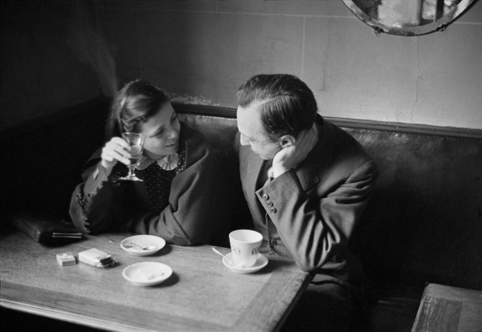 André Kestész Elisabeth et moi dans un café à Montparnasse Paris, 1931