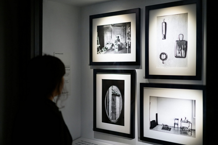L'esposizione raccoglie 21 dei più significativi scatti realizzati da Gianni Berengo Gardin (Santa Margherita Ligure, 1930) nel 1993, quando viene chiamato per documentare i luoghi dove ha lavorato il grande pittore emiliano, in occasione dell'apertura a Palazzo d'Accursio a Bologna del Museo Morandi. Prima di smantellare lo studio, era necessario che lo si immortalasse per sempre. Un viaggio nell'intimità creativa L'obiettivo di uno dei più importanti fotografi del Novecento penetra così negli ambienti dove sono nati i capolavori di Giorgio Morandi (Bologna, 1890-1964), per raccontare la stratificazione di luoghi tanto vissuti, l'usura e la familiarità evidente con quelle stanze che sono state abitate ogni giorno per anni. Gianni Berengo Gardin entra così nell'intimità di Giorgio Morandi; si ferma sugli oggetti tante volte osservati e ritratti nelle tele. Con attento pudore, il fotografo registra lo spazio del pittore: il cappello lasciato sul letto, il materasso che sembra riportare ancora l'impronta del suo corpo, per proporre un piccolo grande 