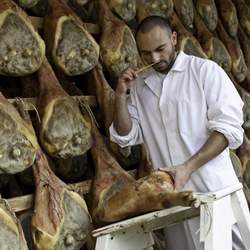 Rastrellera prosciutti (foto Alessandro Castiglioni)