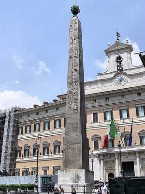 Obelisco di fronte a palazzo Montecitorio, Roma