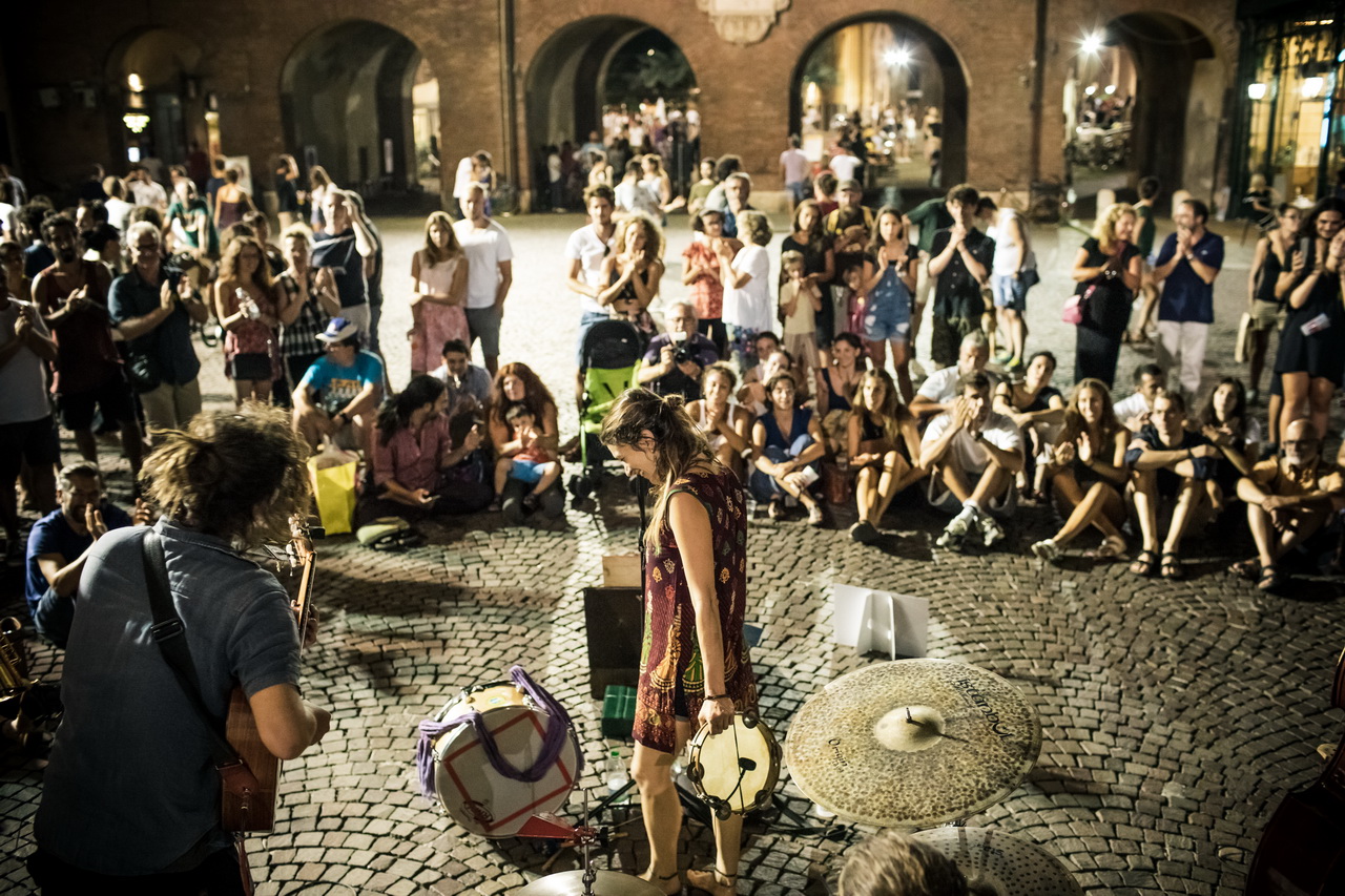 Ferrara Buskers Festival - La Familia Flotante - Foto di Marco Tamburrini