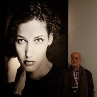 Ferdinando Scianna accanto a una delle foto in mostra a Palermo