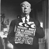 Alfred Hitchcock regge un ciak durante le riprese di Psyco (1960)Psyco © Universal Pictures