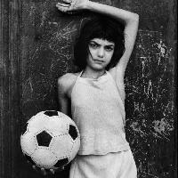 Letizia Battaglia, La bambina con il pallone, Quartiere La Cala, 1980, Palermo