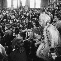 Letizia Battaglia, Franca Rame durante lo spettacolo di burattini alla Palazzina Liberty, 1974