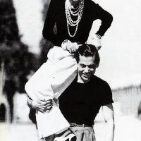 Gabrielle Chanel sulle spalle del ballerino Serge Lifar, 1937, Jean Moral