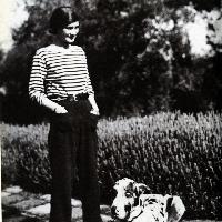 Gabrielle Chanel nella sua casa in Costa Azzurra con il suo cane, 1930 ca., © Chanel