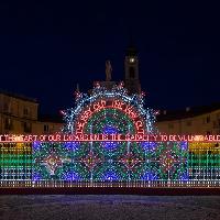 Marinella Senatore, Assembly, 2021 LED bulbs and mixed media on wooden and metal structure, in Piazza dell\'Annunziata, Venaria Reale, 2022 2