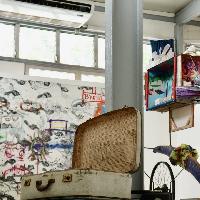 Flavio Delice, Valiz nan ekzil _ Valigia in esilio, 2024