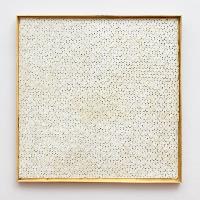 Piotr Hanzelewicz, Albeare, 2024, monete in gesso ceramico, materie plastiche, legno, 85x86 cm @giorgio benni 