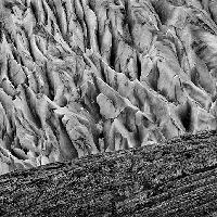 Un ghiacciaio che si stacca, accanto gli effetti della progressiva erosione. Ghiacciaio Grey, Campo de Hielo, Parco Nazionale Torres del Paine, Patagonia, Cile, 2007 © Sebastião Salgado/Contrasto