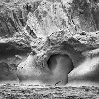 Gli iceberg sono pezzi di ghiacciaio che si staccano e vanno alla deriva nel mare. Tra l’Isola Bristol e l’Isola Bellingshausen, Isole Sandwich Australi, 2009 © Sebastião Salgado/Contrasto