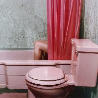 Sandy Skoglund, Knees in tub from Reflections in a mobile home (1977), ©Sandy Skoglund - Courtesy Paci contemporary gallery (Brescia- Porto Cervo, IT
