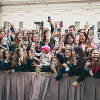 Giovani fedeli riunite in piazza San Pietro per salutare papa Francesco durante la domenica di Pasqua. Città del Vaticano, 20 aprile. © Diana Bagnoli 