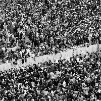 Migliaia di persone radunate a piazza San Pietro per ascoltare il primo Regina Coeli di papa Leone XIV. Città del Vaticano, 11 maggio. © Alex Majoli 