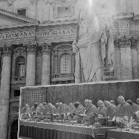 La folla si raduna in piazza San Pietro in occasione dell’inizio del conclave nella Cappella Sistina. Città del Vaticano, 7 maggio. © Alex Majoli 