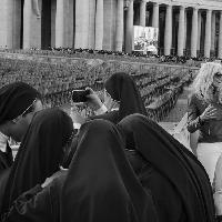 Dopo aver reso omaggio alla salma di papa Francesco all’interno della basilica, i fedeli si radunano in piazza San Pietro. Città del Vaticano, 23-25 aprile. © Alex Majoli