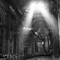 La lunga fila di fedeli per rendere l’ultimo saluto a papa Francesco nella Basilica di San Pietro. Città del Vaticano, 23-25 aprile. © Alex Majoli 