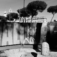 Dalla serie Passeggiata romana, Piazza Venezia, Roma 2025 © Paolo Pellegrin