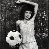 Quartiere Cala. La bambina con il pallone. Palermo, 1980